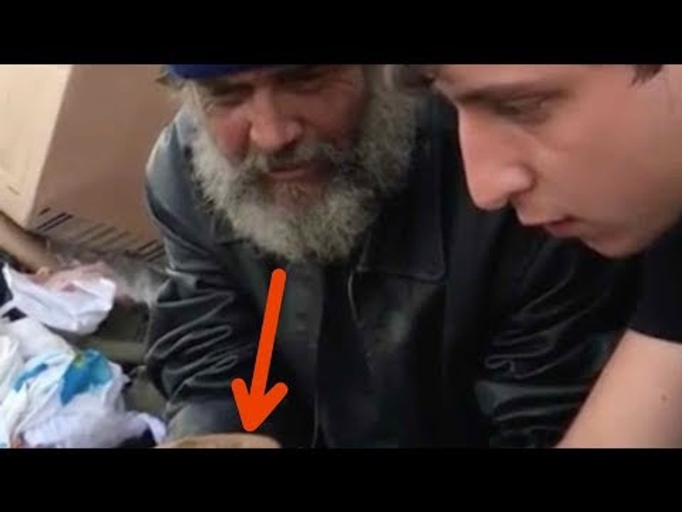 Dem Obdachlosen kippt die Kinnlade runter, als er sieht, was der Magier in den Händen hält.