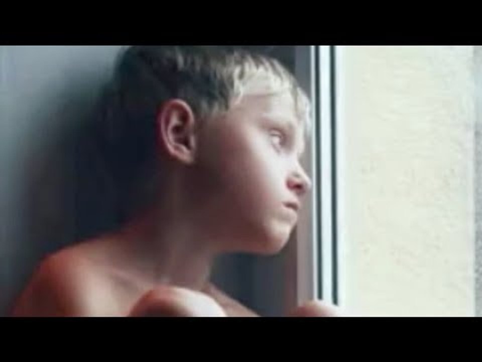 Dieses Kind hasst seine Mutter. Jahre später bekommt er einen Anruf.