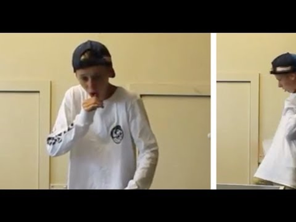 Der Junge filmt sich selbst. Als er DAS auspackt, haut er alle aus den Socken.