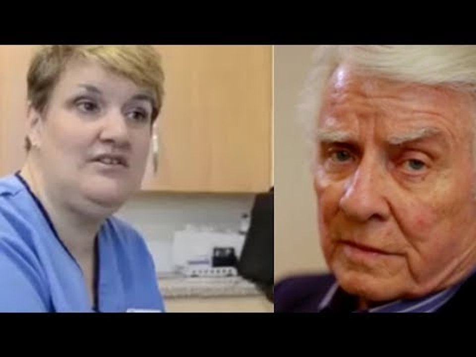 Als die Schwester die Fäden aus dem Daumen zieht, muss...