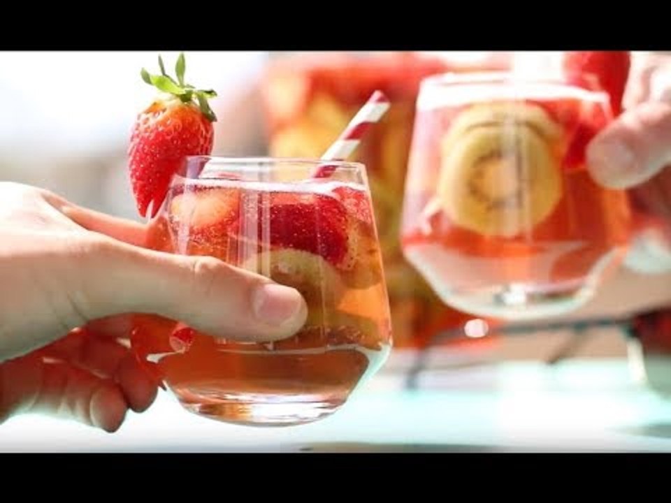Erdbeer Sangria - das Cocktail und Bowle Rezept für laue Sommerabende!
