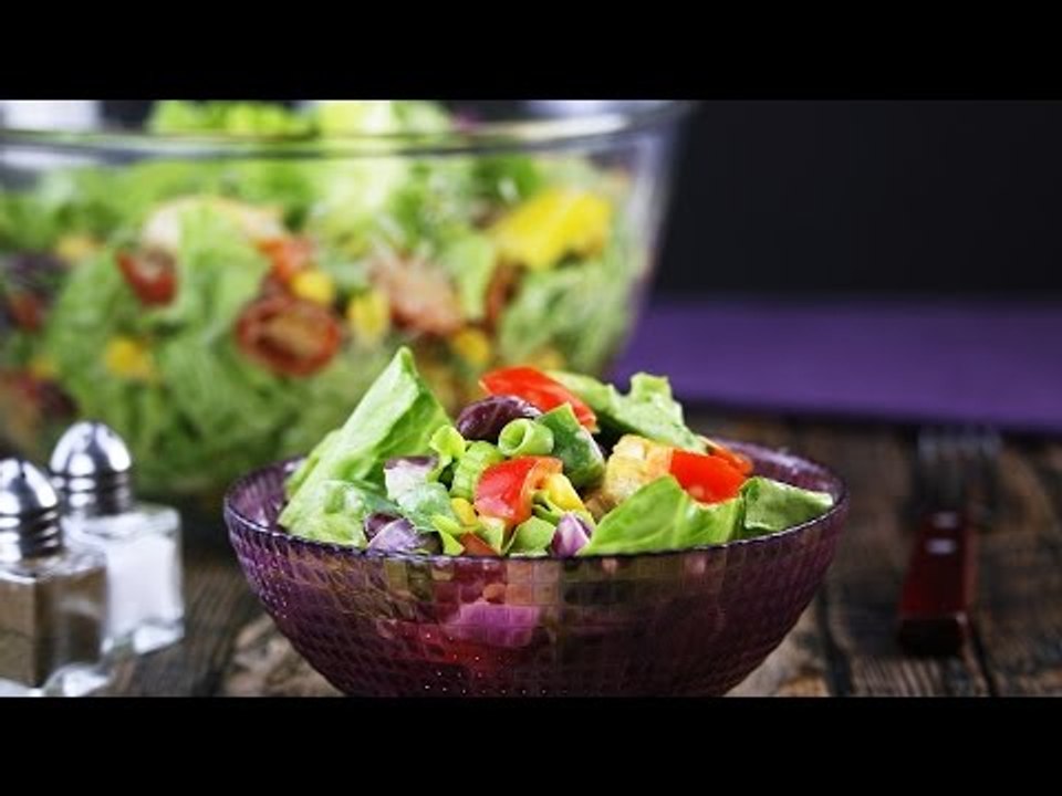 Mexikanischer Salat mit Avocado-Dressing: Salat Rezept für eine Mahlzeit ohne schlechtes Gewissen.