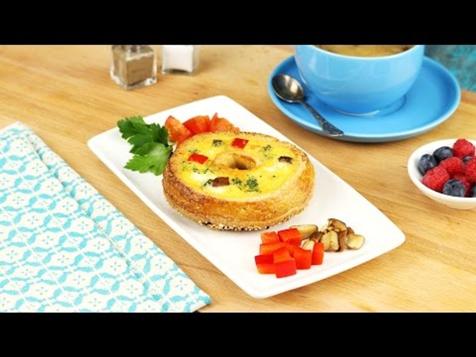 Bagel-Quiche: Hat alles, was zum Frühstück gehört – Ei, Brot & Gemüse.