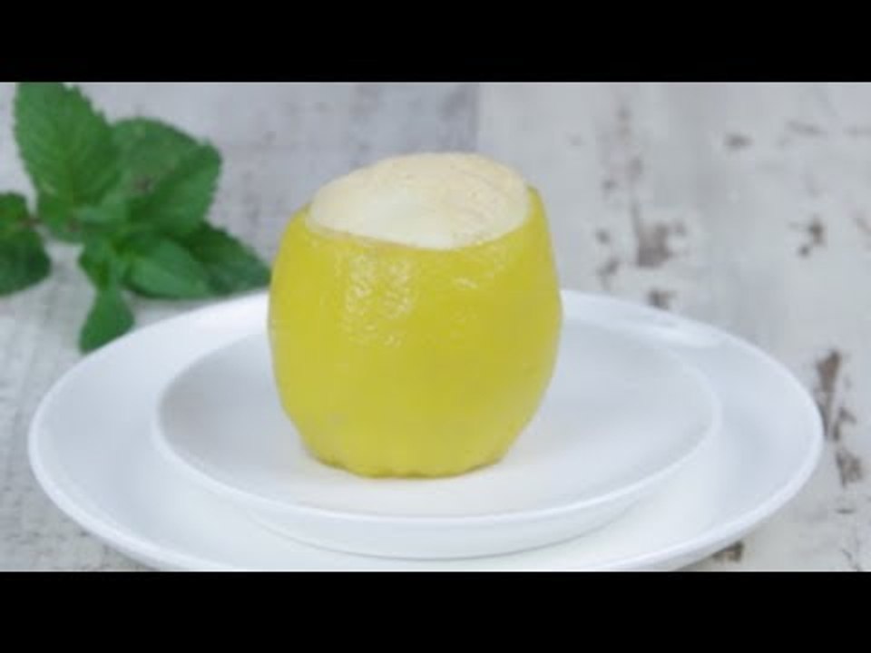 Zitronen Soufflé in der Frucht serviert: Ein leichtes und fruchtiges Dessert Rezept zum Genießen!
