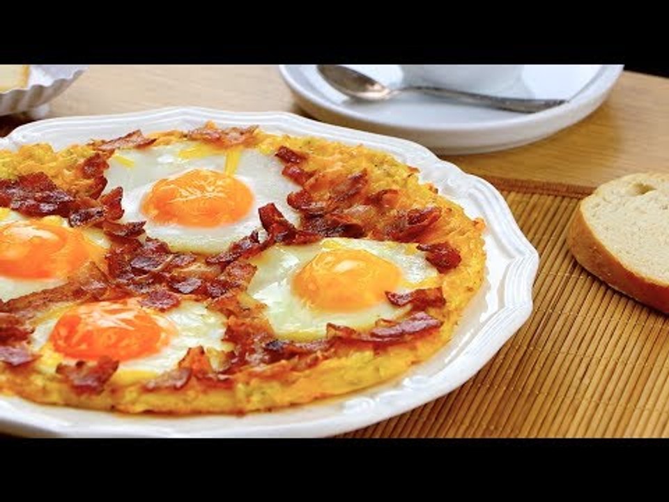 Frühstücks-Rösti mit Ei schmückt sich mit einem schicken Muster.
