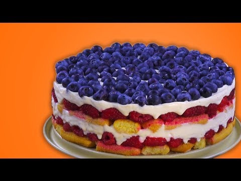 Das Löffelbiskuit Kuchen Rezept kommt ganz ohne Backen aus.