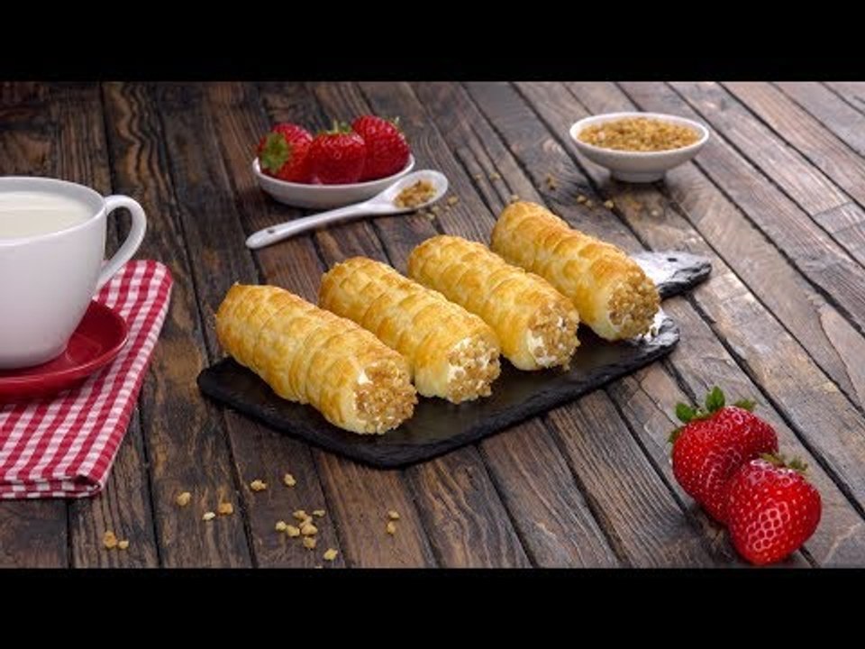 Crunchy Erdbeer-Röllchen mit Blätterteig lassen es krachen und knuspern.