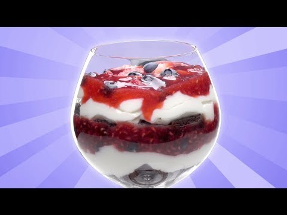 Schoko Kuchen im Glas mit Waldbeeren - ein süßes Rezept für ein Dessert