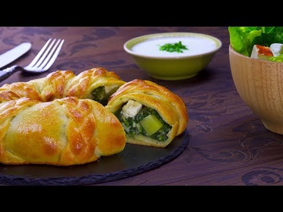 Geflochtener Spinat-Kartoffel Ring mutet elegant und köstlich an.