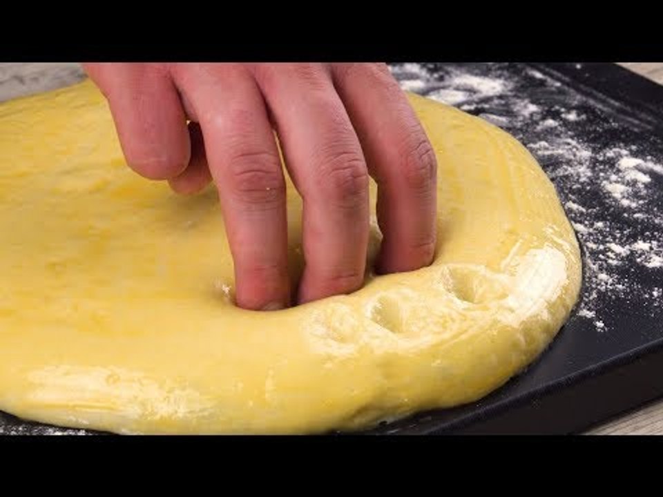 Der Mann drückt 3 Finger in den Teig. Das ist so geil!