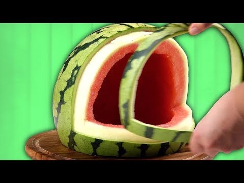 Schneide ein Loch in die Melone und entferne einen Streifen. Das wird der Partyhit!