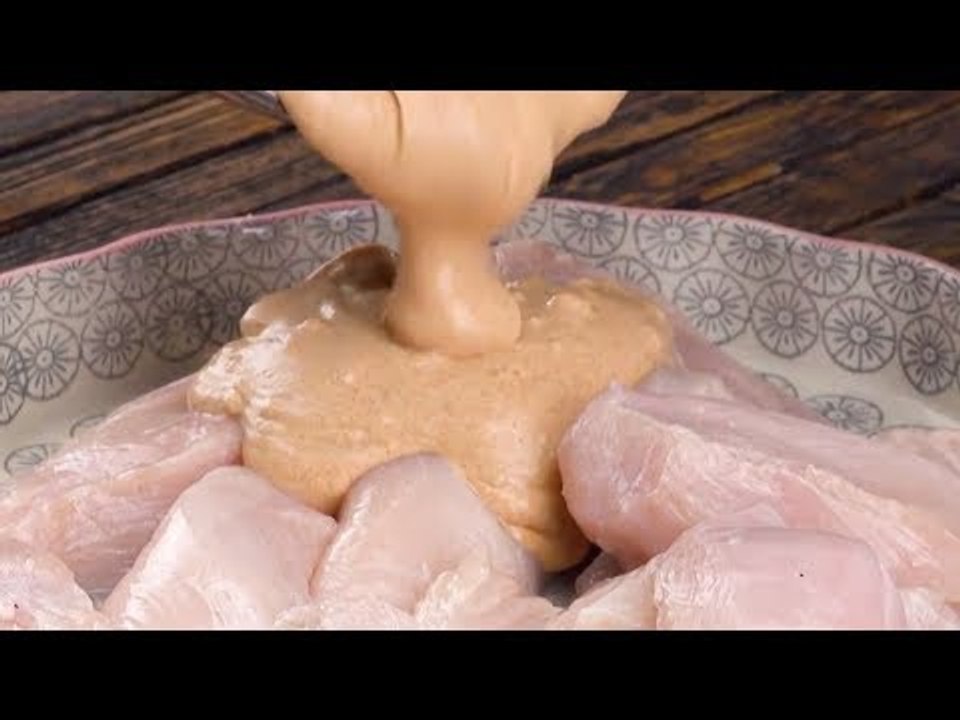 Schöpfe heißes Öl aufs Brot fürs ein indisches Menü.