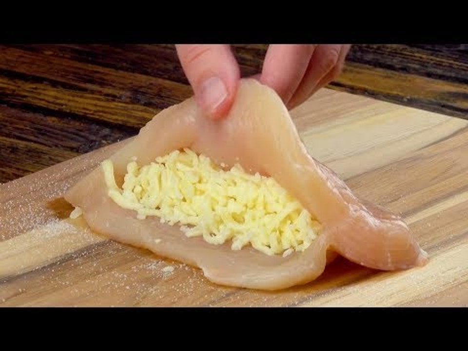 Fülle das Huhn mit Käse & klappe es zu. So leicht aber lecker!