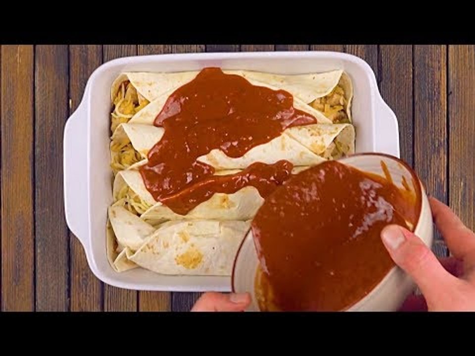Gieße die eingekochten Gewürze auf die Wraps. Feurig!