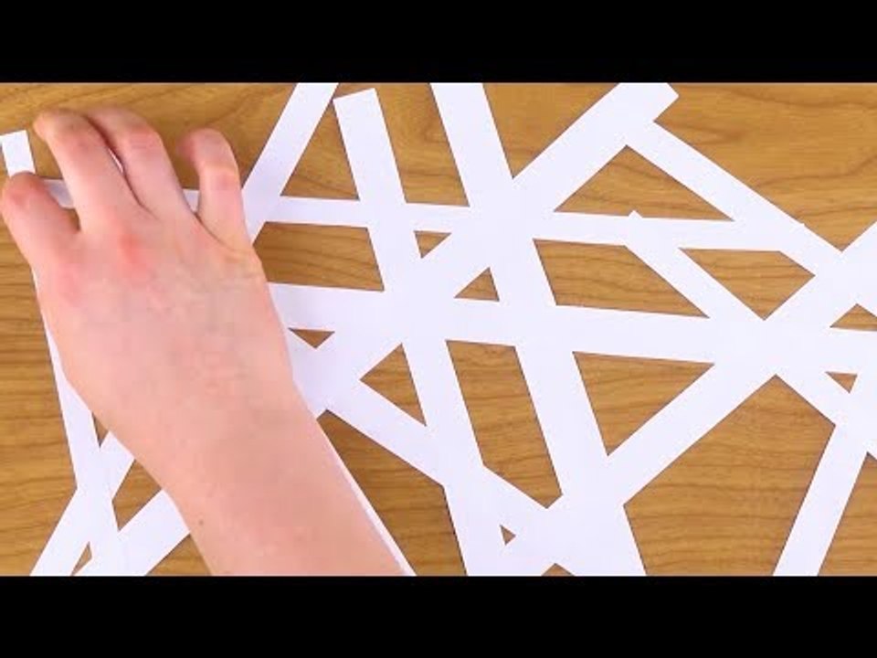 Man legt ein Papiergitter auf den Schokokuchen. Dann wird er bestäubt.