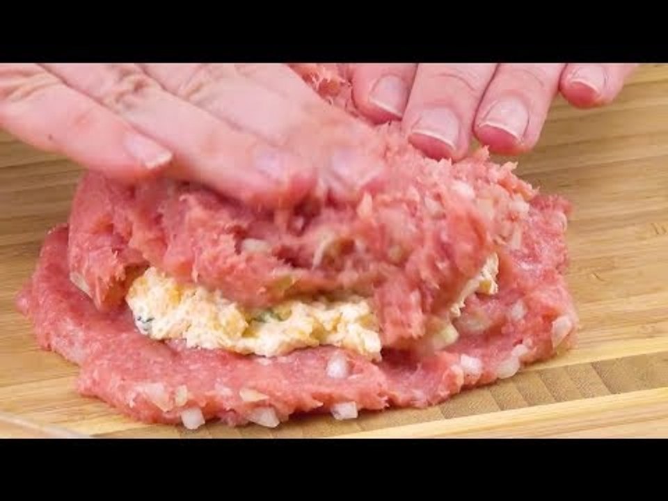 Burger wird Rampenlicht durch eigene Füllung gestohlen!