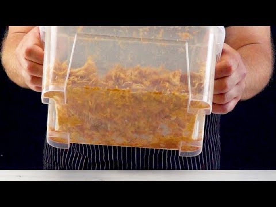 Schüttel 3 Hühnerbrüste in einer Plastikkiste. Irre!