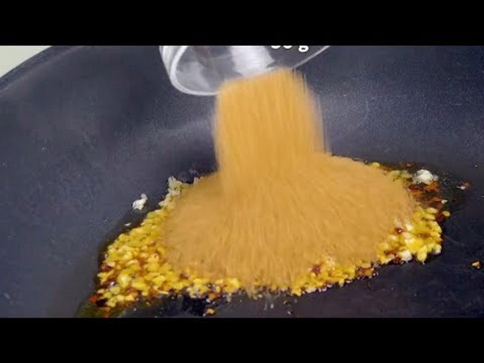 Erst sieht es aus wie ein normaler Teig, dann fliegt das Huhn rein.