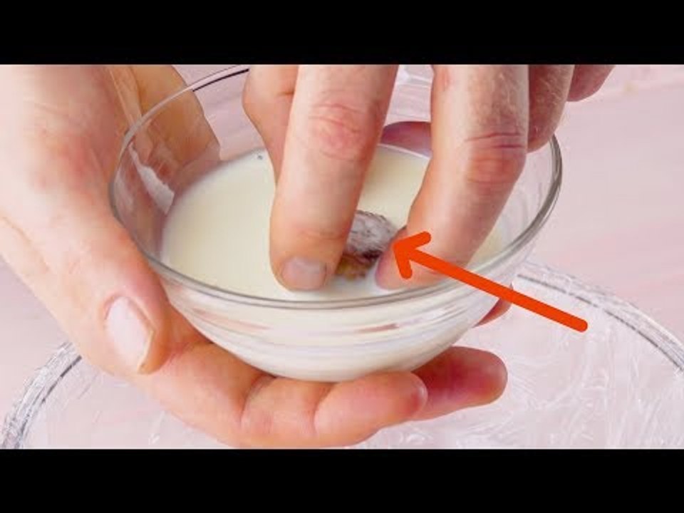 Was er da in die Milch taucht, ist der Clou dieses cremigen Sommertraums!