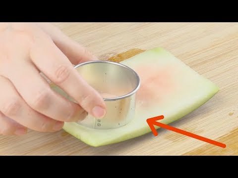 Stich die abgeschabte Melonenschale rund aus. Am Ende machst du wortwörtlich Augen!