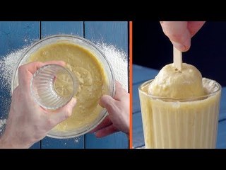 Du frierst 5 Bananen am Stiel ein & tauchst sie in Teig.