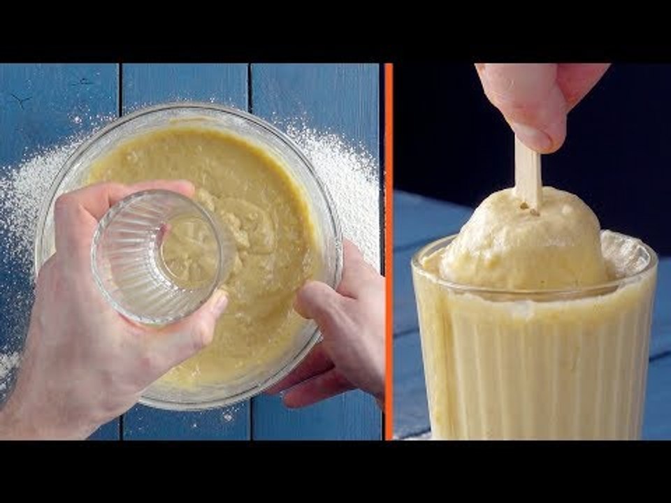 Du frierst 5 Bananen am Stiel ein & tauchst sie in Teig.