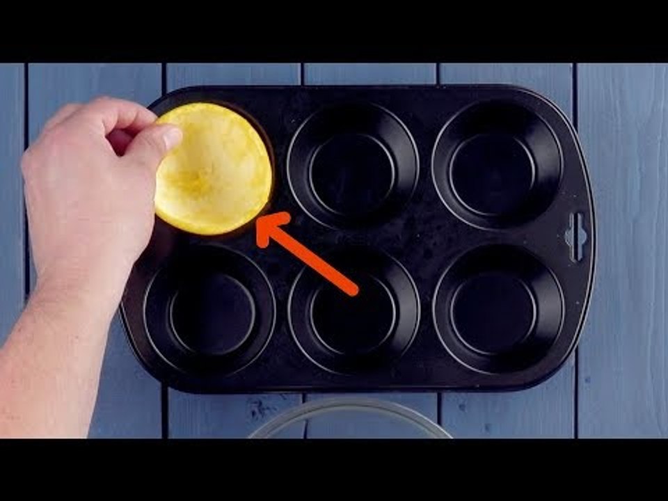 Stecke 6 halbe Obstschalen in die Form. Bei 0:46 staunst du Bauklötze!