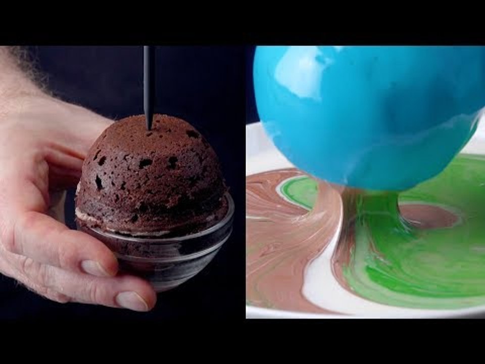 Stich den Stab ganz tief in den Kuchenball. Was danach passiert, wird dir die Sinne rauben.