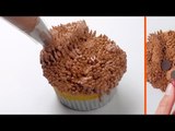 Eine Frau malt auf ihre Muffins. Das musst du gesehen haben!