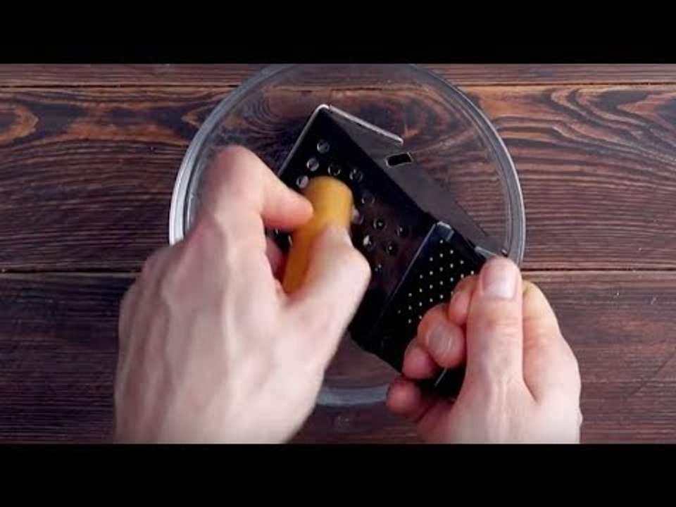 Rubble das Würstchen über die Reibe. Dann sieht es aus ...