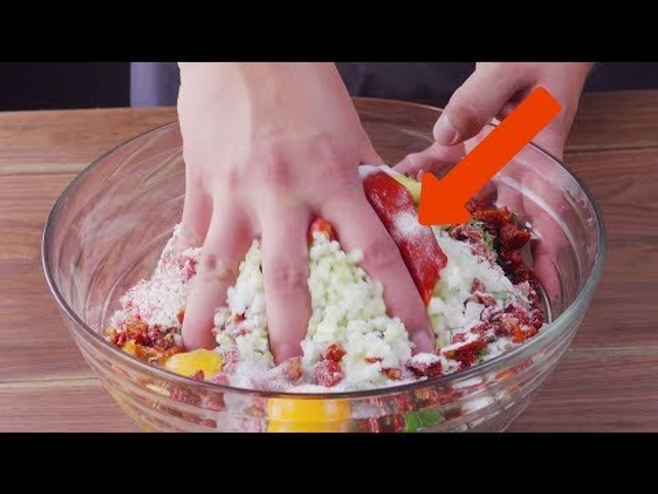 Knete den Hackepeter heftig mit der Hand. Was dann passiert, wird dich von den Socken hauen.