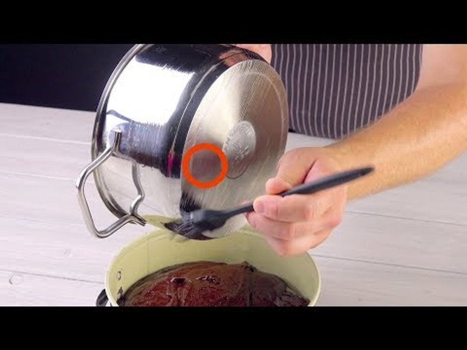 Lege Frischhaltefolie in die Springform. Der Topf komm...