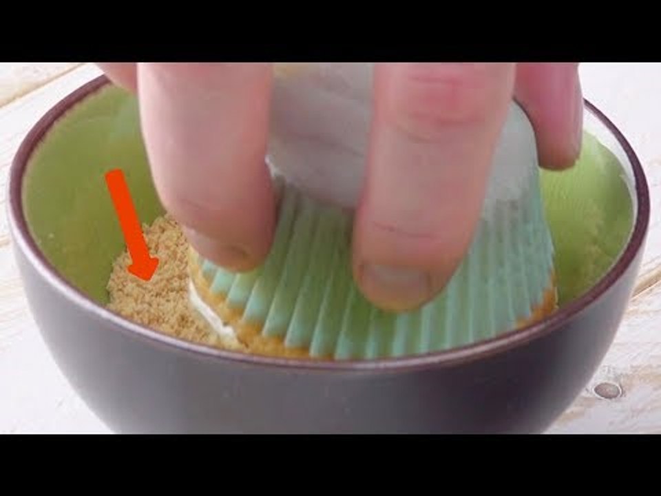 Stürze den Muffin kopfüber in die Masse. Das wirst du nicht glauben!