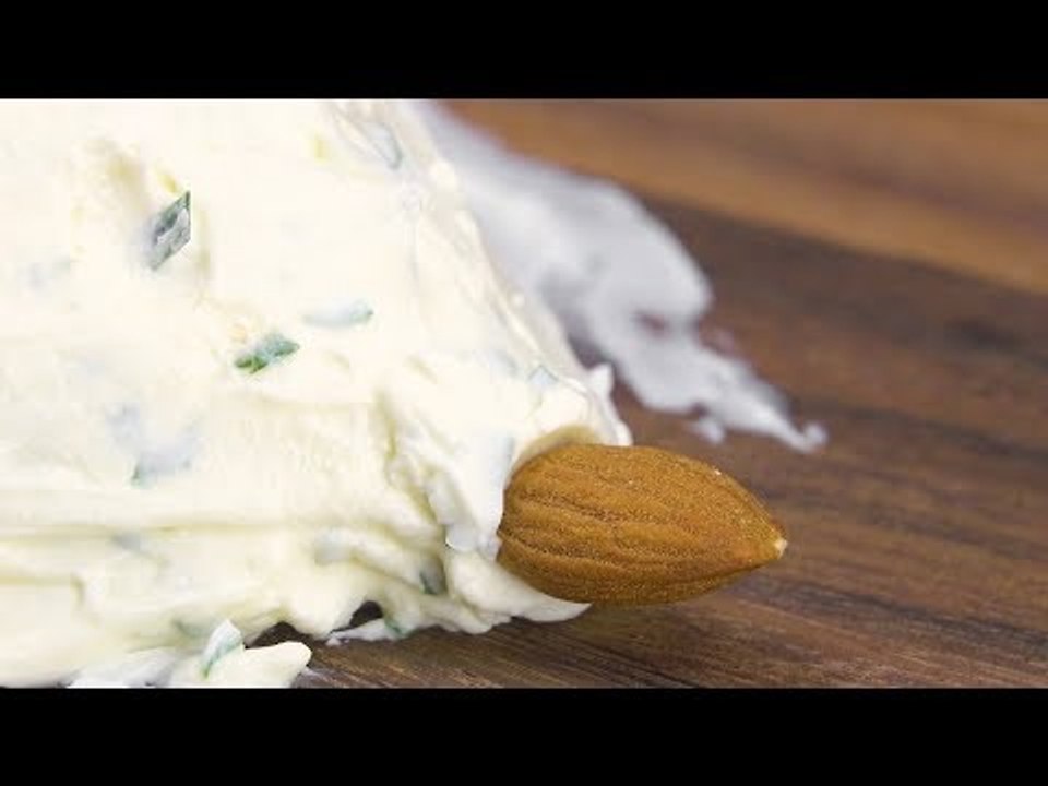Stecke die Mandel in den Frischkäse! Was dann kommt, w...