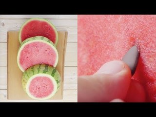 Schneide die Melone in 3 dicke Scheiben. Am Ende rufen alle WOW!!!