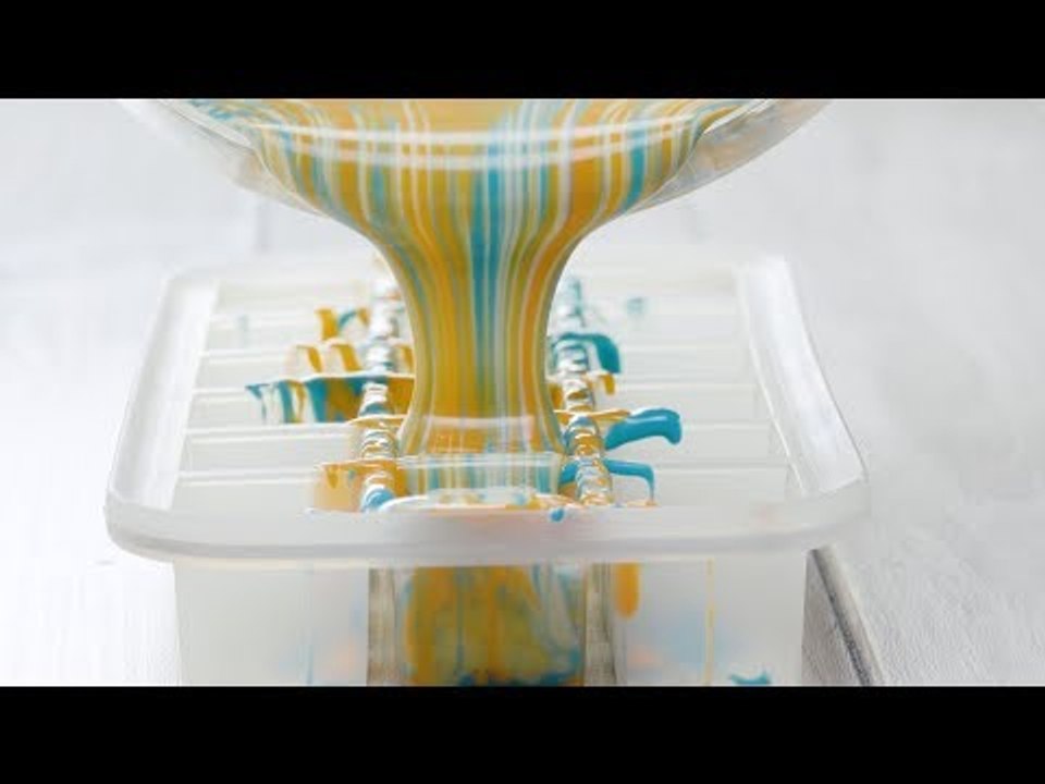 Es sieht aus wie der Farbtopf beim Maler. Beiß mal rein!