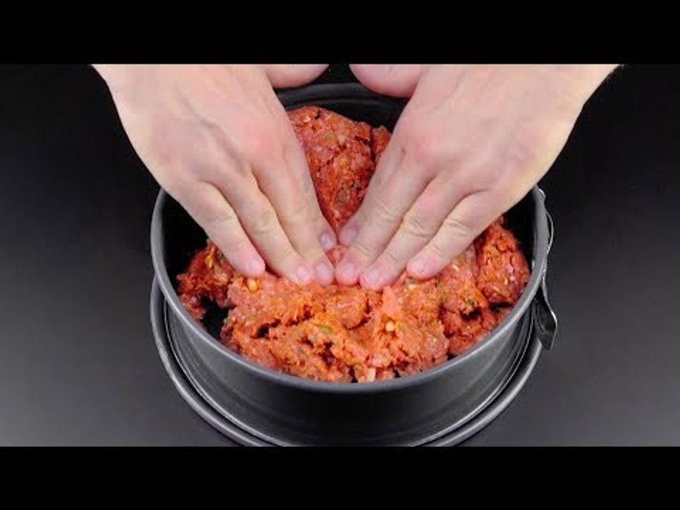 Drücke das Hack in die Kuchenform. Hole dann DAS vom H...