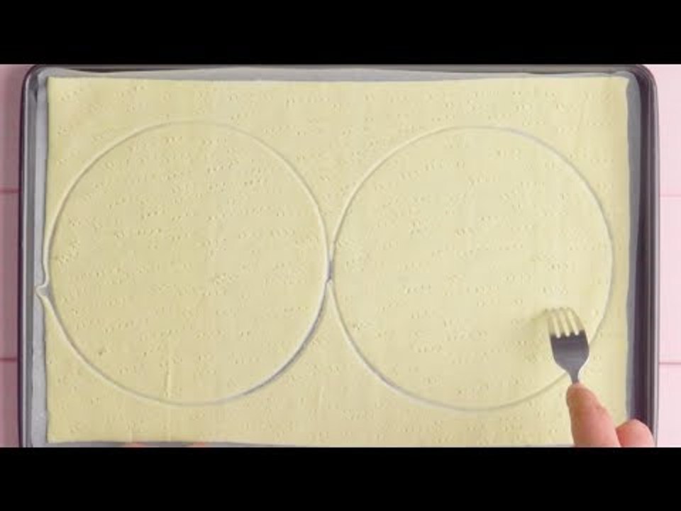 Pikse mit der Gabel in die 2 Kreise. Der Effekt wird…