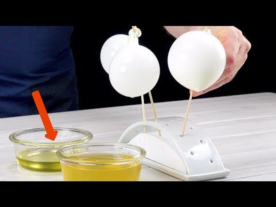 Tunke Luftballons in Öl und Gelatine. Mit der Pinzette erledigst du dann den Rest. Wahnsinn!