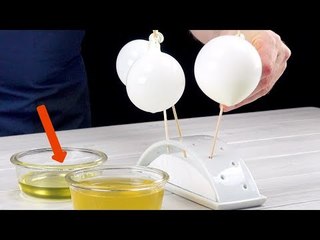 Tunke Luftballons in Öl und Gelatine. Mit der Pinzette erledigst du dann den Rest. Wahnsinn!
