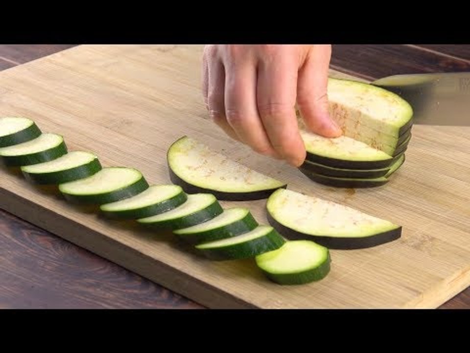 Zerschneide die Zucchini 10 Mal und lege sie aufs Brett. Was dann kommt, ist der Hammer!