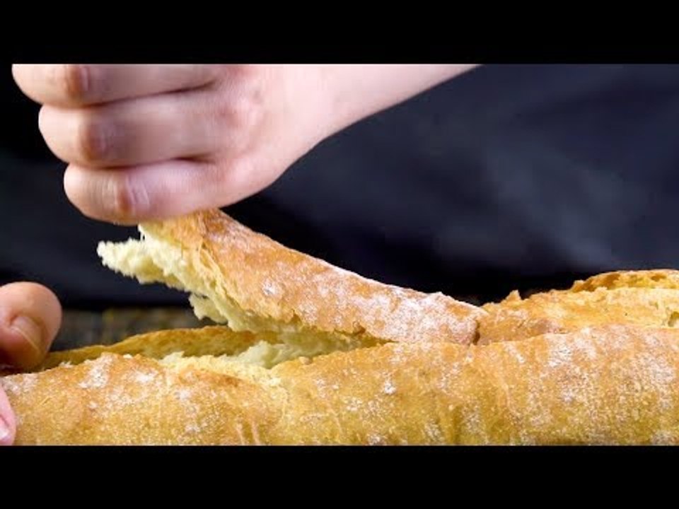 Zieh einen breiten Streifen aus dem Brot! Was dann reinkommt, ist unschlagbar!