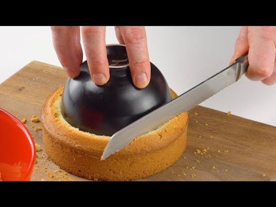 Drücke die Schale fest in den Kuchen, hol dann das Messer. Geil!