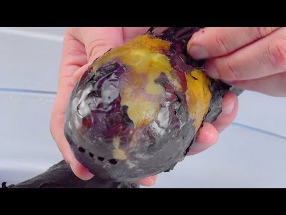 Stecke 2 Gabeln in die Aubergine. Danach wird es heiß!