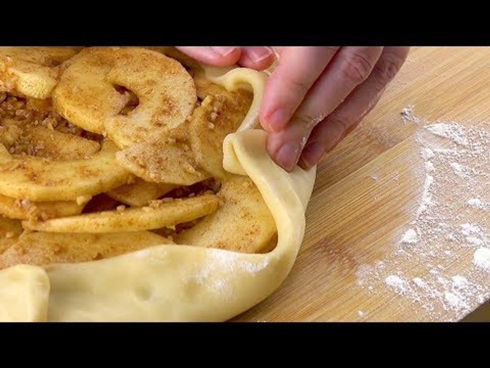 Geiler Nachtisch: Er faltet Teig 8-mal. Nach 35 Min im Herd wird dich das Topping umhauen.