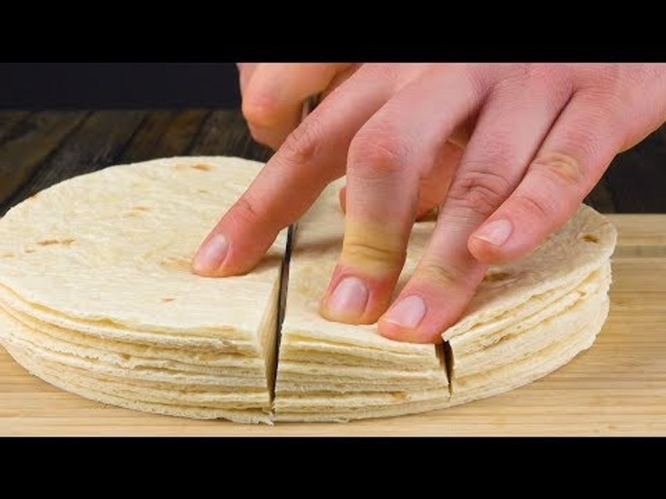 Staple 10 Tortillas aufeinander und schneide sie in 4 Streifen. Dann ab damit in die Kuchenform!