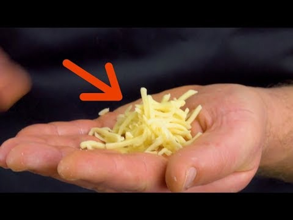 Was dieser Mann aus stinknormalem Krümelkäse macht, ist geil. Darauf wäre ich nie gekommen.