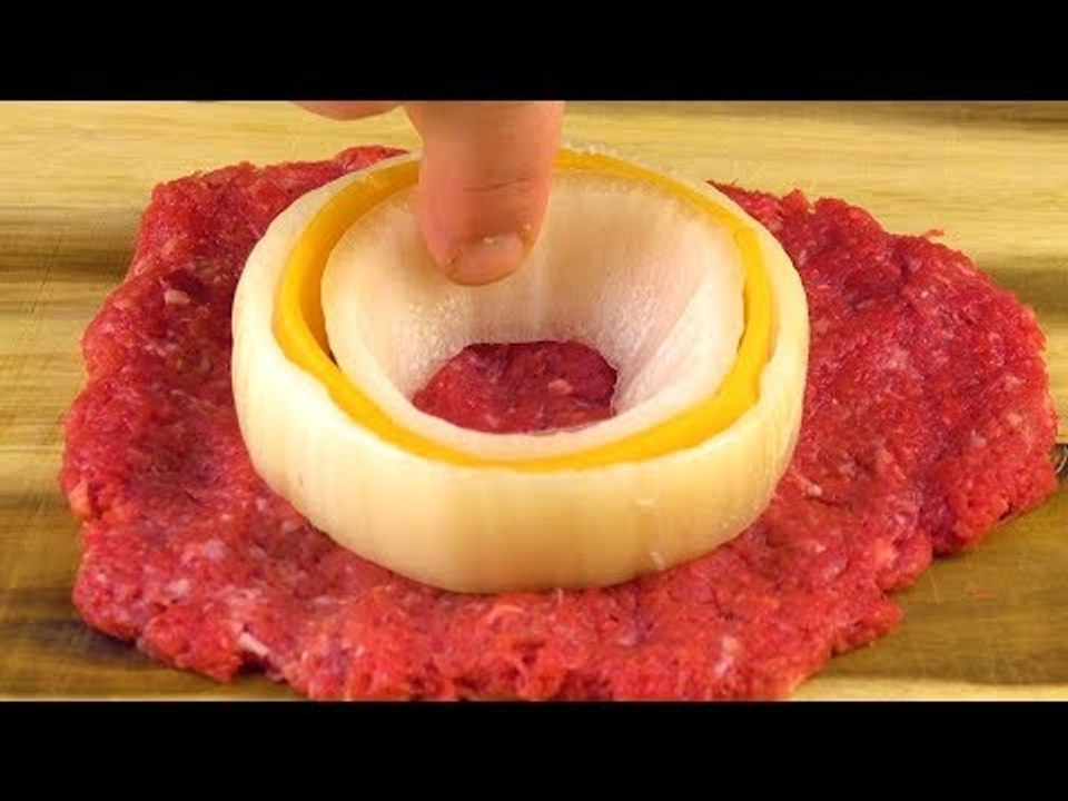 Er packt 4 Scheiben Käse zwischen 2 Zwiebelringe. Was dann abgeht, verdutzt alle.