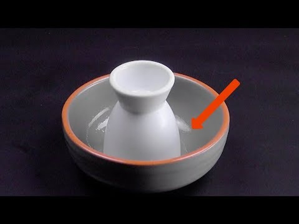 Stelle einen Eierbecher verkehrtherum in eine Schale. Das wird lecker!