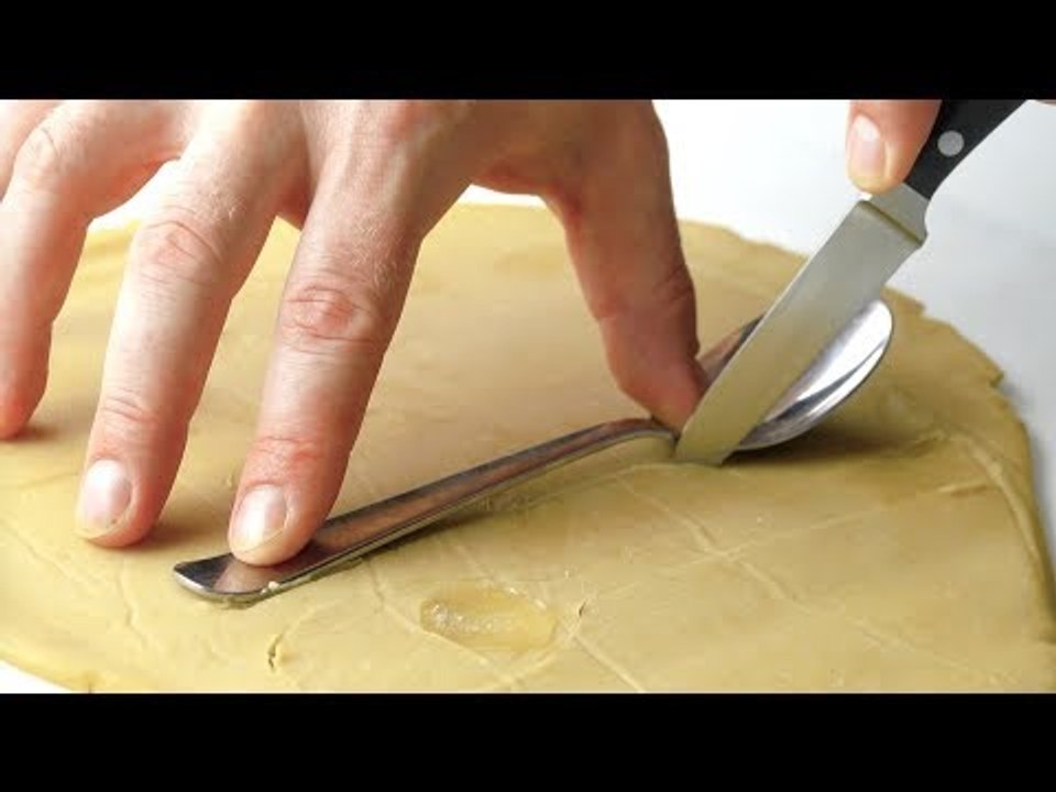 Er versteckt 4 Löffel unter Teig. Nach nur 10 Min warten, traut er seinen Augen nicht.